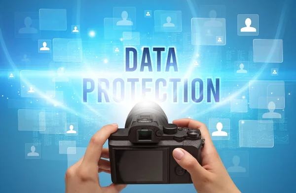 Close Câmera Mão Com Inscrição Data Protection Conceito Vigilância Por — Fotografia de Stock