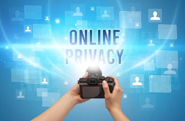 Zbliżenie Ręcznej Kamery Napisem Online Privacy Koncepcja Nadzoru Wideo — Zdjęcie stockowe