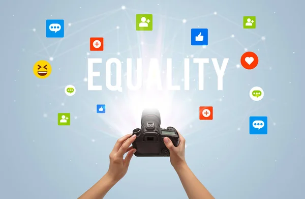 Utilizzando Fotocamera Catturare Contenuti Dei Social Media Con Iscrizione Equality — Foto Stock