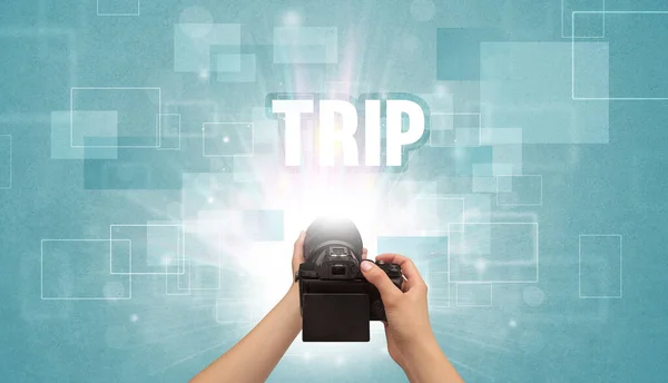 Tripの碑文を持つ手を保持デジタルカメラのクローズアップ 旅行の概念 — ストック写真