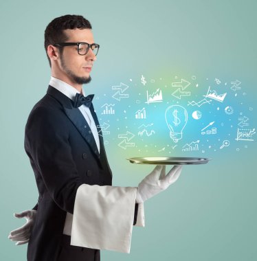 Masasında pahalı elektrik ikonları olan smokinli yakışıklı garson, küresel pazar konsepti.