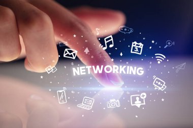 Çizilmiş sosyal medya simgeleri ve NETworking yazıtları, sosyal ağ konsepti ile parmak temas tableti