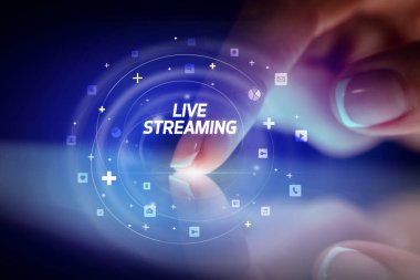 Sosyal medya simgeleri ve Canlı Akış ile parmak dokunma tablet