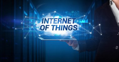 Tablet üzerinde çalışan genç iş adamı ve yazıtı gösteriyor: Nesnelerin İnterneti