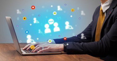 Sosyal medyada el sörfü ekrandan konuşan simgelerle, ağ kurma konseptiyle