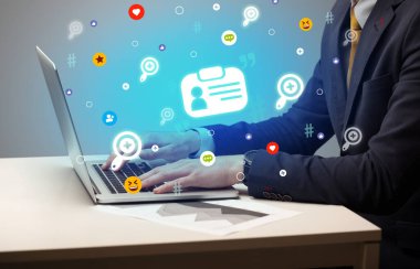 Ekrandan isim simgeleriyle sosyal medyada el sörfü, ağ oluşturma kavramı