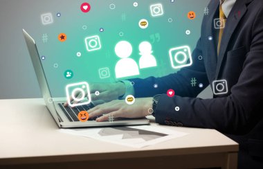 Ekrandan cinsiyet simgeleriyle sosyal medyada el sörfü, ağ oluşturma kavramı