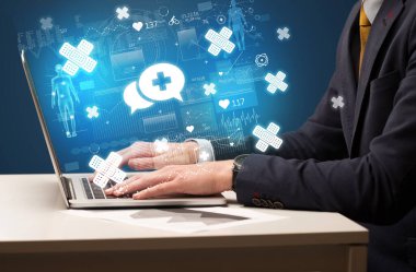 Ekrandan çıkan tıbbi danışmanlık simgeleriyle ilgili tıbbi sorunlar için internette el taraması