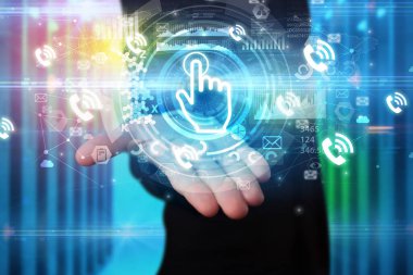 İş adamı elinde dokunmatik kullanıcı arayüzü simgesi tutuyor ve elinde birden fazla teknoloji sembolü var.