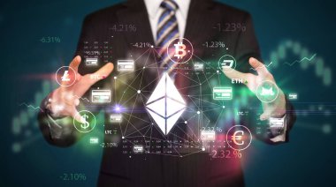 İş adamı ethereum sembolü ve yatırım konseptini elinde tutuyor