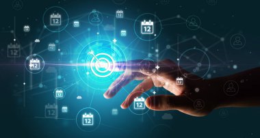 İşadamı, hedef simge, gelecekçi konsept ile çoklu dokunmatik ekranda hisse senedi grafik bilgilerine el basıyor