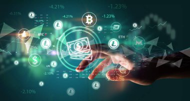 İş adamı, multimedya dokunmatik ekran fütüristik konseptinde nakit sembolünü elle bastırıyor