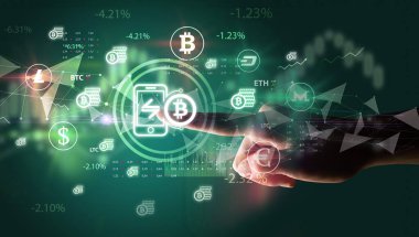 İş adamı, multimedya dokunmatik ekran fütüristik kavramı üzerinde bitcoin uygulama sembolü basıyor