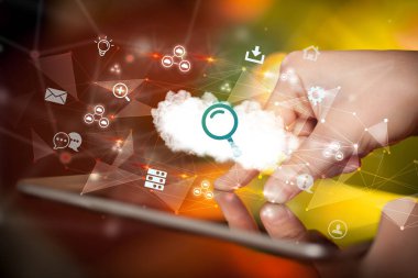 Büyüteç simgeli dokunmatik ekran, modern teknoloji konsepti