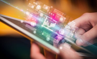 Grafik simgeleri içeren tablet kullanan bir elin yakın plan görüntüsü, dijital para birimi kavramı