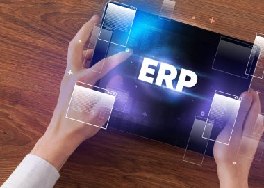 ERP kısaltmalı, modern teknoloji kavramına sahip el ele tutuşma tabletinin yakın çekimi