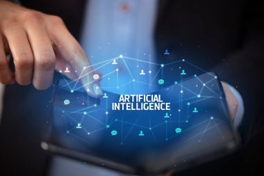 İş adamı elinde yapay zeka yazısıyla katlanabilir bir akıllı telefon tutuyor. Yeni teknoloji kavramı.