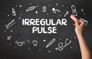 El çizimi IRREGULAR PULSE yazı tahtada beyaz tebeşir, tıbbi konsept