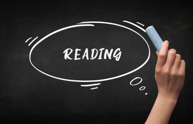 Tahtada beyaz tebeşirle el yazması okuma, eğitim kavramı