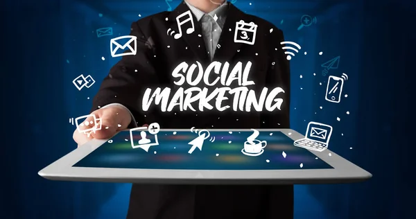 Young Business Person Werkt Tablet Toont Inscriptie Social Marketing — Stockfoto