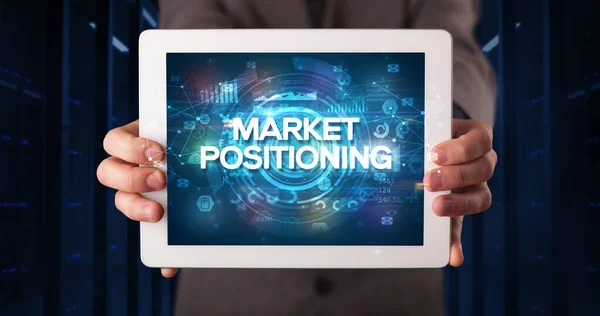Młody Przedsiębiorca Pracujący Tablecie Pokazujący Napis Market Positioning Koncepcja Biznesowa — Zdjęcie stockowe