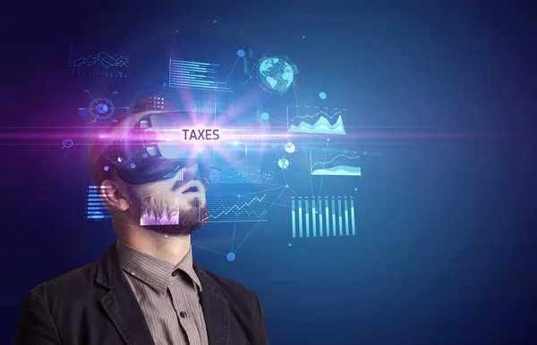 商人透过印有税务字样的虚拟现实眼镜 看到新的商业概念 — 图库照片