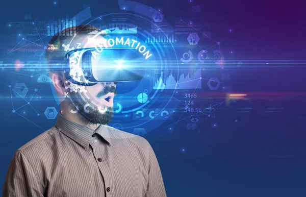 Biznesmen Patrzący Przez Okulary Virtual Reality Napisem Automation Innowacyjna Koncepcja — Zdjęcie stockowe