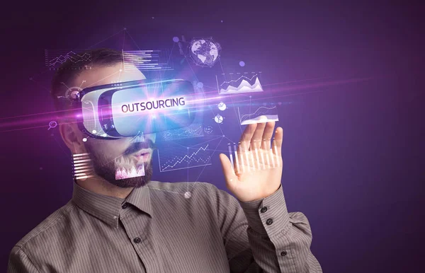 Hombre Negocios Mirando Través Gafas Realidad Virtual Con Inscripción Outsourcing — Foto de Stock