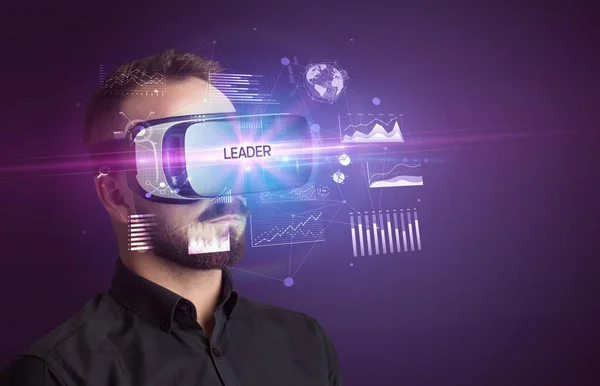 Empresário Olhando Através Óculos Realidade Virtual Com Inscrição Leader Novo — Fotografia de Stock
