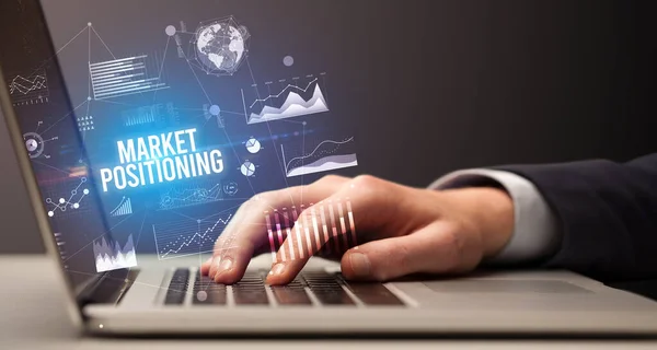 Biznesmen Pracujący Laptopie Napisem Market Positioning Nowa Koncepcja Biznesowa — Zdjęcie stockowe