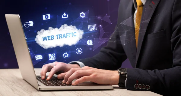 Бизнесмен Работающий Ноутбуке Надписью Web Traffic Концепция Современных Технологий — стоковое фото