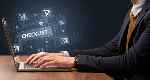 Geschäftsmann Arbeitet Laptop Mit Checklist Aufschrift Online Shopping Konzept — Stockfoto