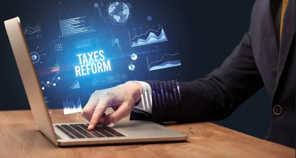 Empresario Trabajando Laptop Con Inscripción Taxes Reform Nuevo Concepto Negocio — Foto de Stock