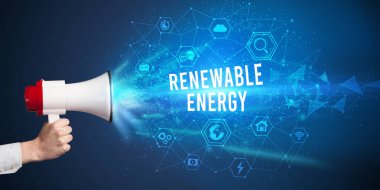 Yenilenebilir Enerji yazıtlarıyla megafonla bağıran genç bir kadın. Modern teknoloji duyurusu.