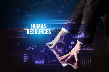 İş adamı büyük ekrana dokunuyor HUMAN RESOURCES yazıtları, siber iş konsepti