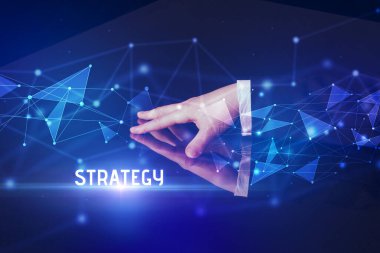 İş adamı STRATEGY yazısıyla dev ekrana dokunuyor, modern teknoloji iş konsepti
