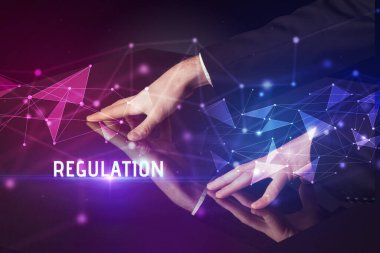 İş adamı büyük ekrana REGULATION yazısıyla dokunuyor, modern teknoloji sektörü kavramı