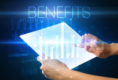 Üzerinde BENEFITS yazıtları olan el ele tutuşma tableti, modern iş konsepti