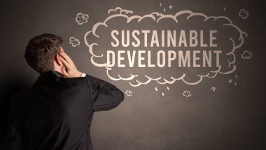 İş adamı içinde Sürdürülebilir Kalkınma yazıtı olan bir bulut çiziyor, modern iş konsepti.