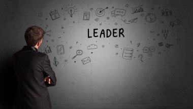 İş adamı, LeadER yazıtları ve iş stratejisi konseptiyle yaratıcı bir fikir çizimi yapıyor.