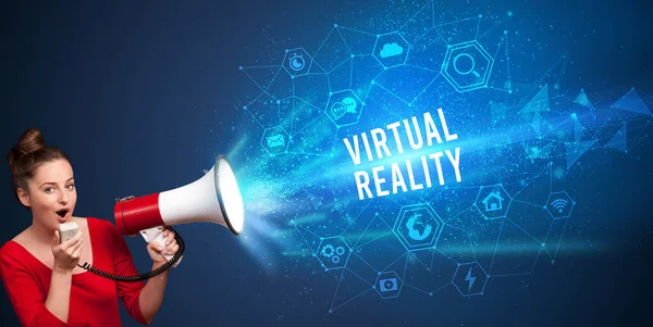 Mulher Jovem Gritando Megafone Com Inscrição Realidade Virtual Conceito Anúncio — Fotografia de Stock