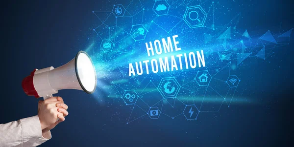 Ung Kvinna Skriker Megafon Med Home Automation Inskription Modern Teknik — Stockfoto