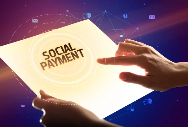 Holding Futuristinen Tabletti Social Payment Kirjoitus Sosiaalisen Median Käsite — kuvapankkivalokuva