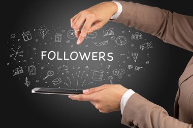 FOLLOWERS yazıtları ve sosyal medya konseptiyle dokunmatik ekranın yakın plan görüntüsü