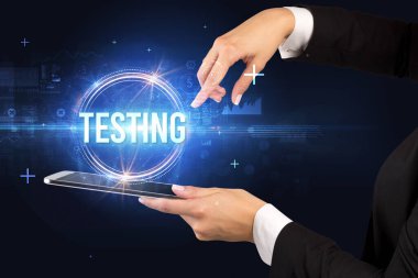 TESTING yazıtları ve yeni teknoloji konseptiyle dokunmatik ekranın yakın plan görüntüsü