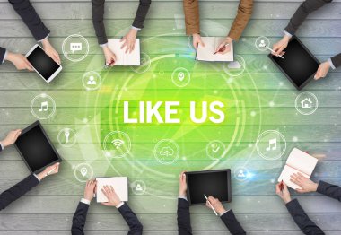 Bir grup insan, ABD anlayışı, sosyal ağ konseptiyle toplantı yapıyor.