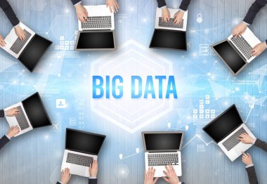 Büyük Veritabanı yazıtları ve modern teknoloji konseptiyle Ofiste Çalışan Meşgul İnsanlar Grubu