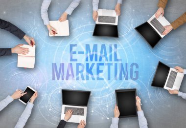 Bir dizüstü bilgisayarın önünde bir grup insan e-mail ile işaretleme içgüdü, web güvenlik kavramı