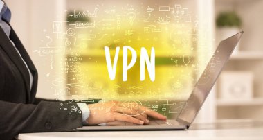 VPN kısaltması modern teknoloji konsepti ile yeni modern bilgisayarlar üzerinde çalışıyoruz.