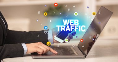 WEB TRAFFIC yazıtlı, sosyal medya konseptli dizüstü bilgisayar kullanan serbest çalışan kadın